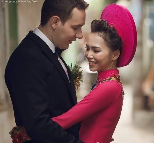 C&ocirc; d&acirc;u Thanh Tuyền v&agrave; ch&uacute; rể Daniel trong lễ ăn hỏi.