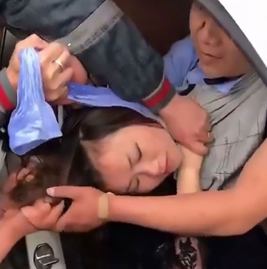 
C&ocirc; nh&acirc;n t&igrave;nh cuối c&ugrave;ng cũng lộ diện sau một hồi cố gắng giấu mặt v&agrave;o &aacute;o người chồng.
