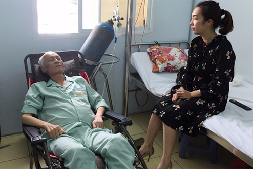 
Con gái chăm sóc NSƯT Duy Thanh khi ở trong bệnh viện.
