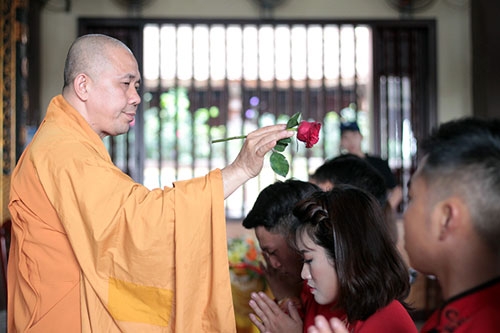 Việc ch&uacute;c ph&uacute;c cho hạnh ph&uacute;c mới của đ&ocirc;i trẻ mang &yacute; nghĩa nh&acirc;n bản, đ&uacute;ng tinh thần từ bi của đạo Phật. Với l&yacute; do đ&oacute;, ng&agrave;y nay c&agrave;ng nhiều đ&ocirc;i trẻ lựa chọn nh&agrave; ch&ugrave;a l&agrave; nơi dẫn dắt họ v&agrave;o cuộc sống h&ocirc;n nh&acirc;n để x&acirc;y dựng m&aacute;i ấm hạnh ph&uacute;c v&agrave; hướng thiện.