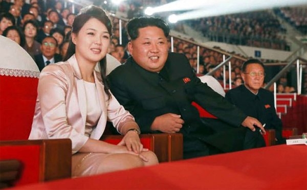 
Vợ chồng ông Kim Jong Un xem một buổi biểu diễn kỷ niệm 70 năm thành lập Đảng Lao động Triều Tiên. (Ảnh: EPA)
