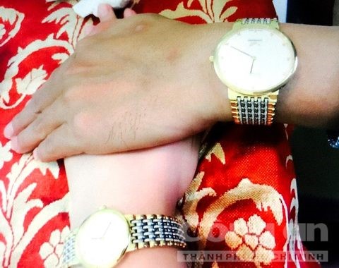 
B&agrave; L đau x&oacute;t khi chồng m&igrave;nh tay trong tay hạnh ph&uacute;c b&ecirc;n người con g&aacute;i kh&aacute;c. Ảnh: NVCC.
