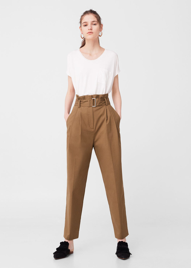 Một chiếc phông trắng cơ bản cổ tròn sẽ trở nên thật phong cách nếu bạn mix chúng với quần âu dáng thụng