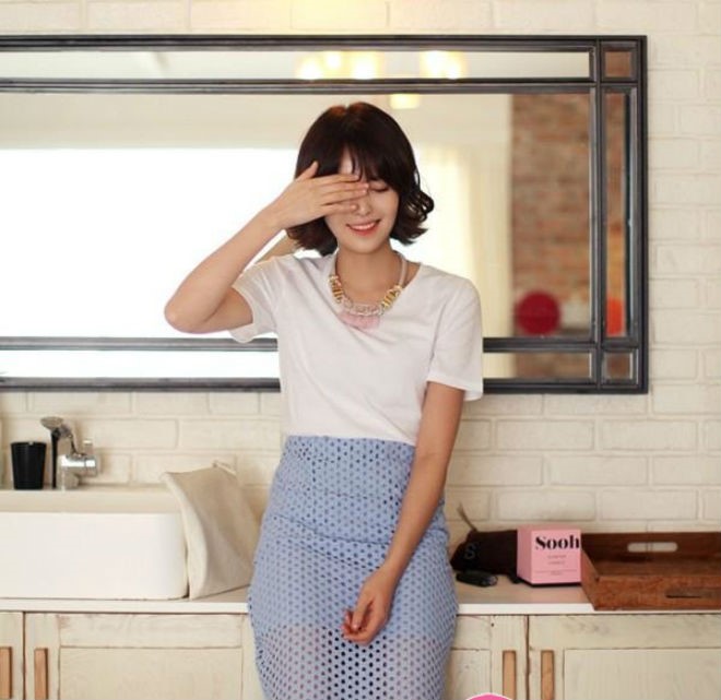 Áo phông với chân váy bút chì, item đơn giản mà thanh lịch