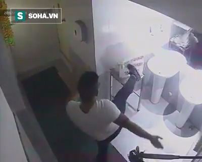 H&igrave;nh ảnh camera ghi lại thanh ni&ecirc;n d&ugrave;ng ch&acirc;n đ&aacute; vỡ th&ugrave;ng tiền từ thiện. Ảnh cắt từ clip.