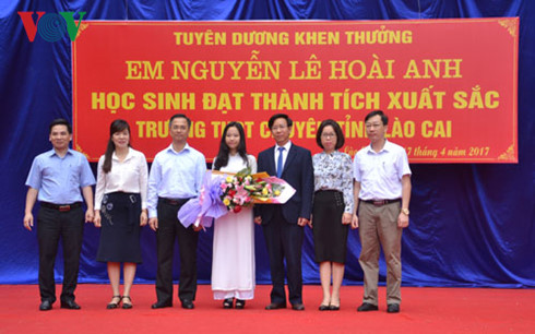 
Lãnh đạo nhà trường trao bằng khen cho học sinh Nguyễn Lê Hoài Anh.
