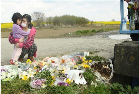 
Kênh thoát nước nơi phát hiện thi thể bé gái Việt tràn ngập hoa, kẹo và nước hoa quả.
