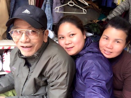 
Nghệ sĩ Trần Hạnh chụp ảnh cùng con dâu (ngoài cùng bên phải). (Ảnh: FBNV)
