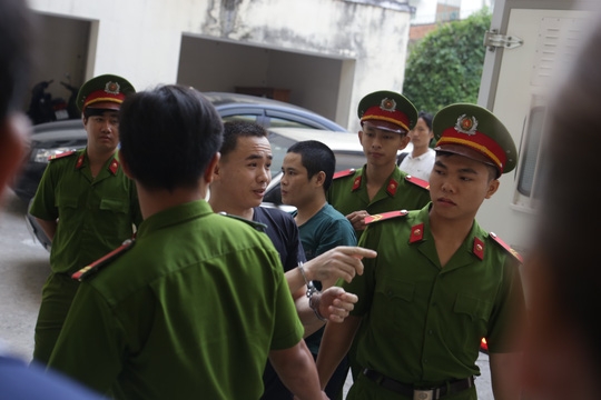 4 đối tượng đi nhậu c&ugrave;ng th&igrave; 3 đối tượng bị truy tố tội giết người, 1 đối tượng được cho l&agrave; v&ocirc; can. Trong ảnh l&agrave; Nguyễn Văn B&igrave;nh (bị c&ograve;ng tay) l&agrave; đối tượng đ&atilde; d&ugrave;ng điếu c&agrave;y phang v&agrave;o đầu nạn nh&acirc;n