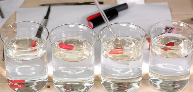 Thả son vào nước để thử chì cũng là cách nhiều chị em áp dụng