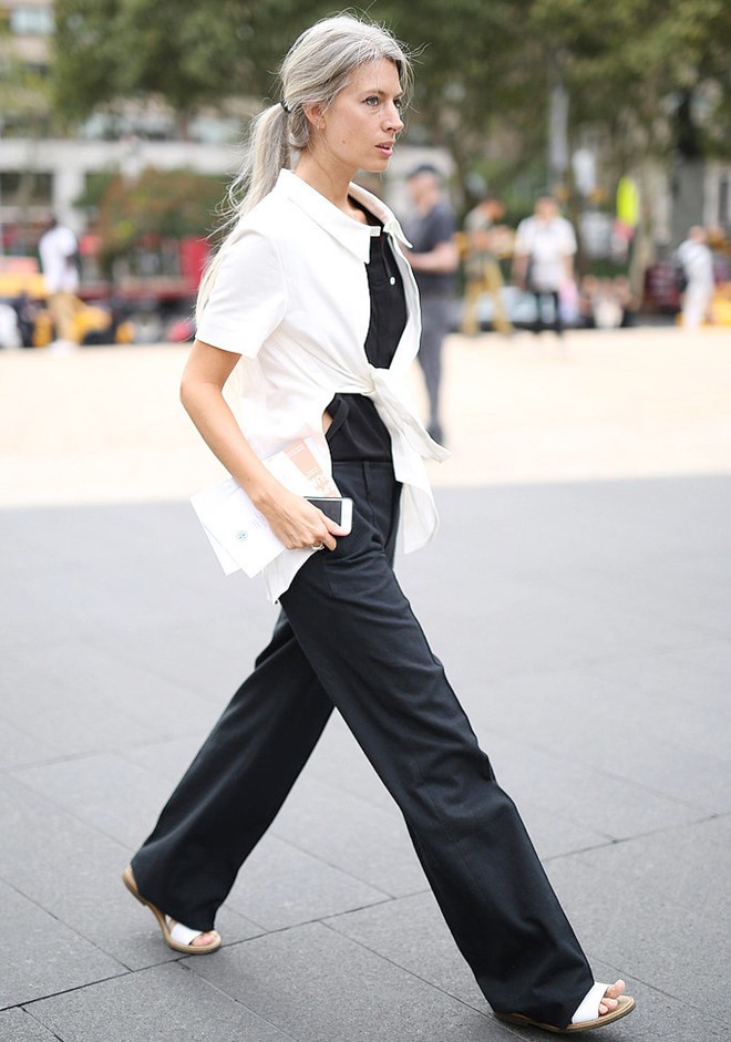 Khi áo sơ mi buộc vạt kết hợp cùng jumpsuit sẽ tạo ra bộ trang phục cực độc đáo.