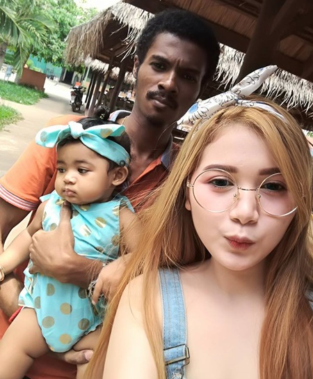 Bức ảnh gia đình bé nhỏ của cô gái Campuchia tên Lucy LuvElla, đang được chia sẻ khắp mạng xã hội. Nhiều người không tin đây là vợ chồng, khi một cô gái trắng trẻo, xinh xắn lại lấy một anh chồng có ngoại hình hoàn toàn trái ngược. Chỉ đến khi tìm thấy nhiều hình ảnh hạnh phúc của cả hai được đăng tải trên Facebook của họ, người ta mới gật gù: Tình yêu đúng là không có giới hạn.