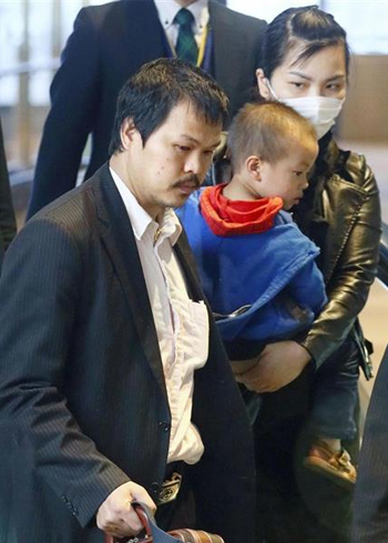 
Gia đình Nhật Linh ở sân bay Narita sáng 21/4. Ảnh: Sankei
