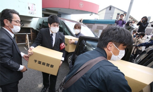 
Các nhà điều tra tịch thu vật chứng từ nhà của nghi phạm Shibuya. Ảnh:Mainichi

