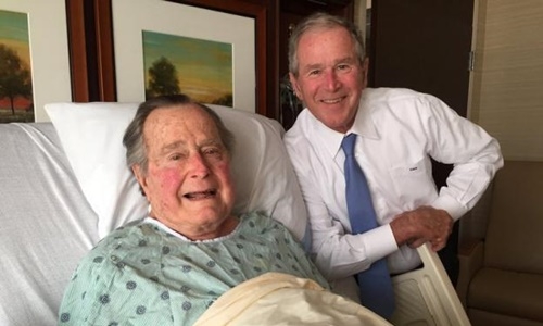 
Cha con cựu tổng thống Bush. Ảnh: Reuters
