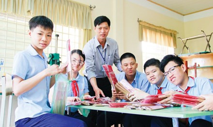 
Ngay từ lúc mới về trường, thầy Quy đã đi xin máy làm hương về cho các em học nghề. Ảnh: Thanh Trần/Tiền Phong.
