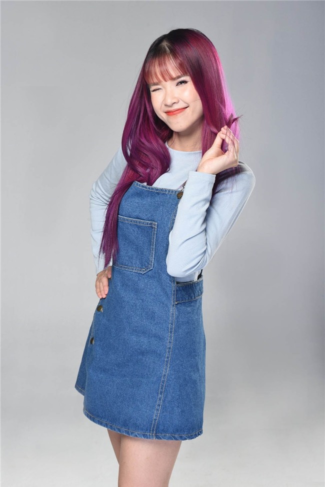 Hình ảnh như học sinh của nữ ca sĩ Vì sao trong bộ đồ yếm tinh nghịch.