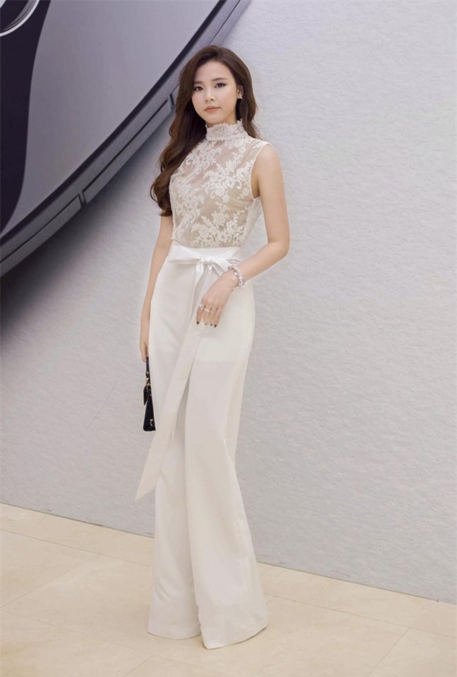 Vẻ trong sáng hồn nhiên của cô hotgirl đời đầu đã hoàn toàn biết mất, thay vào đó là sự sang trọng, đẳng cấp, sành điệu và sexy của quý cô thành đạt