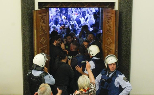 
Người biểu tình xông vào Quốc hội Macedonia hôm 27/4. Ảnh: REUTERS
