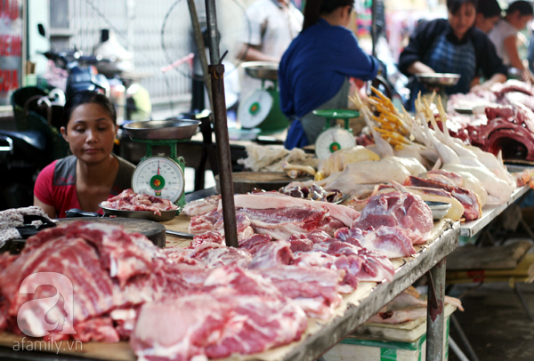 Giá thịt lợn tại các chợ cóc vẫn giao động từ 60.000-70.000 đồng/kg.