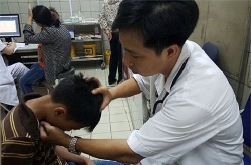 
Bác sĩ khoa Nhi BV Bạch Mai đang khám cho một bệnh nhi bị viêm đường hô hấp.
