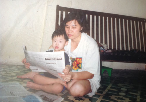 Chị Thuỷ tranh thủ mọi thời gian rảnh để dạy học cho con.