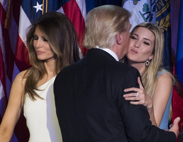 Bức ảnh chụp Tổng thống Mỹ Donald Trump cùng bà Melania (trái, váy trắng) và con gái cả Ivanka (phải, váy xanh). Ảnh: AFP. 