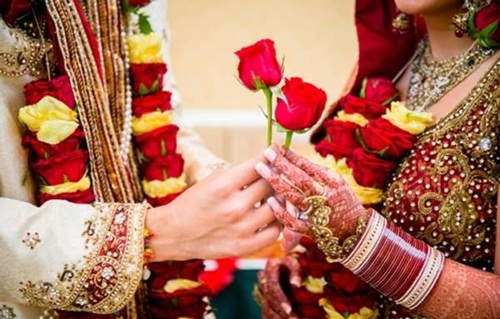 
Những tưởng lễ cưới sẽ diễn ra tốt đẹp sau khi đ&ocirc;i trẻ trao hoa cho nhau.
