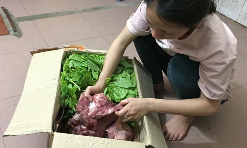 
Vợ anh Toàn đang kiểm tra thịt sau hơn 3 tiếng từ Phú Thọ xuống Hà Nội. Ảnh: NVCC.
