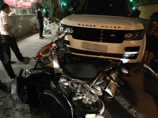 
Hiện trường xe Range Rover t&ocirc;ng h&agrave;ng loạt xe m&aacute;y. Ảnh: Thiện Nguyễn.
