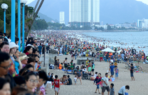 Bãi biển Thành phố Nha Trang chật kín người dịp lễ 30/4 - 1/5 năm nay. Ảnh: Xuân Ngọc