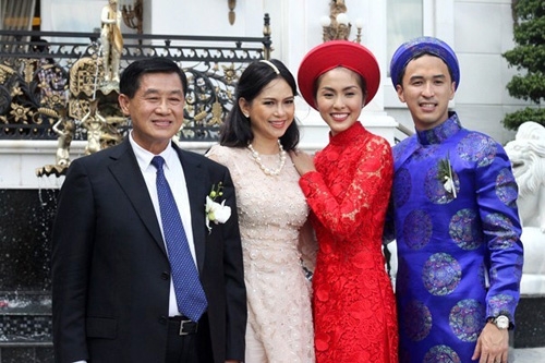 Tăng Thanh Hà trong ngày cưới bên chồng và bố mẹ chồng.