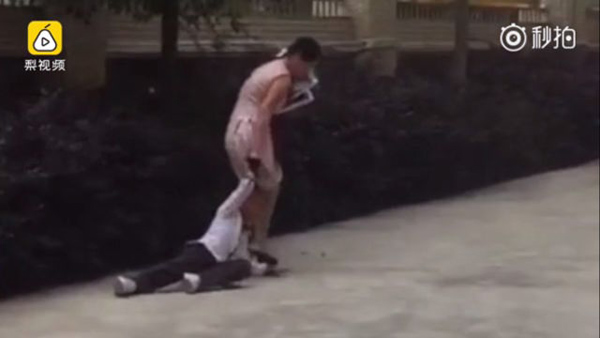 
B&eacute; g&aacute;i bị c&ocirc; gi&aacute;o t&uacute;m t&oacute;c k&eacute;o l&ecirc; tr&ecirc;n đất.
