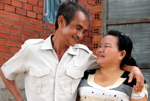 
Vợ chồng ông Huỳnh Văn Nén trong ngày đoàn tụ. Ảnh: Phước Tuấn.
