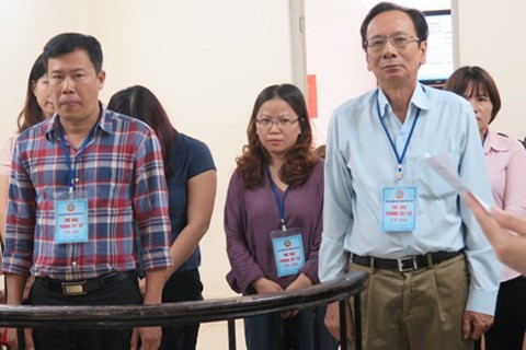 Bị cáo Hải (bên phải) và 5 đồng phạm tại tòa. Ảnh: T.T.