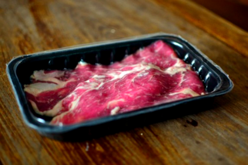 Với trọng lượng khoảng 250 gram, một vỉ thịt thăng lưng Iberico thế này được bán tại Việt Nam với giá khoảng 230.000 đồng.