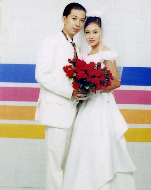 
Long Nhật và vợ Kim Ngân kết hôn năm 1999.
