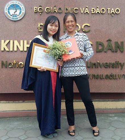 
Thanh Ngân chụp ảnh cùng mẹ trong lễ tốt nghiệp. Ảnh:NVCC.
