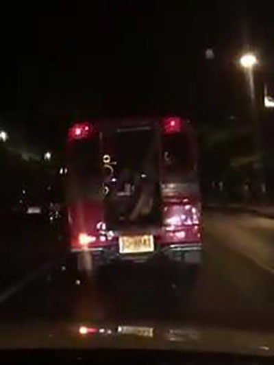 
Chiếc xe tuk tuk chạy trên đường phố trong khi cặp đôi thản nhiên quan hệ tình dục ngay trên xe.
