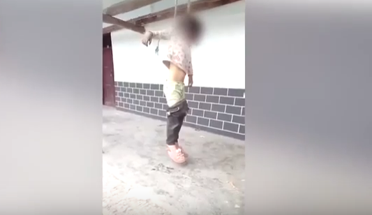 
Bé gái bị bố treo cổ gây xôn xao cộng đồng mạng Trung Quốc.

