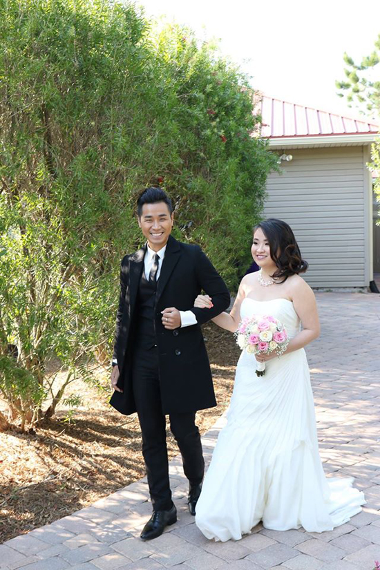 
Em gái út của MC Nguyên Khang vừa tổ chức hôn lễ tại Mỹ. Chàng MC đã tạm dừng công việc để bay sang xứ sở cờ hoa tiễn em gái lên xe hoa về nhà chồng. Anh thay cha nắm tay em gái bước vào lễ đường.

