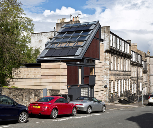 Nếu đi ngang qua ngôi nhà ở Edinburgh, nhiều người không thể nghĩ đó là công trình đoạt giải Nhà đẹp nhất nước Anh 2016.