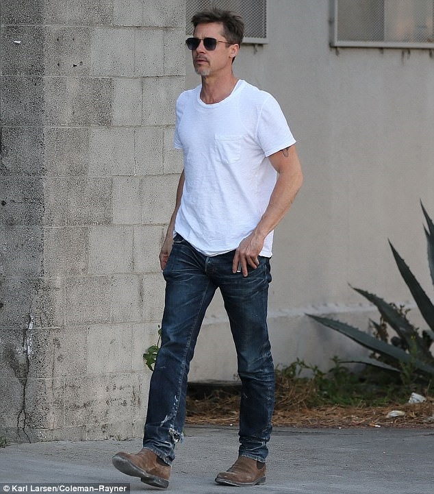 Brad Pitt rời khỏi studio hôm 9/5. Ảnh: DM.