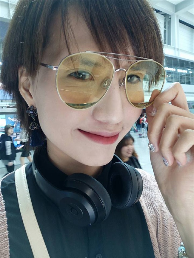 Tôi không hối hận hay xấu hổ về việc mình đã phẫu thuật thẩm mỹ, tôi biết mình cần gì, như thế nào là vừa đủ. Tôi không thay đổi bản thân theo ý người khác, tôi không nhận mình đẹp nhưng hiện tại tôi đã tin hơn gấp 10 lần so với Hồng Xuân của ngày xưa. Khuôn mặt tôi có nhiều khuyết điểm lắm, nhưng cái gì làm nhiều quá cũng không tốt, tôi hài lòng với khuôn mặt hiện tại và không muốn sửa gì thêm”. – Hồng Xuân chia sẻ.