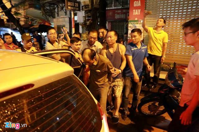 
Cảnh sát đưa Nguyễn Anh Hùng về trụ sở. Ảnh: Trần Anh.
