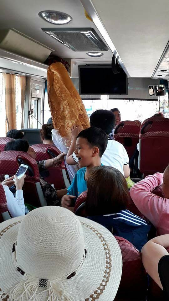Nhiều người thích thú khi mua được chiếc bánh mì khổng lồ. Ảnh: Facebook