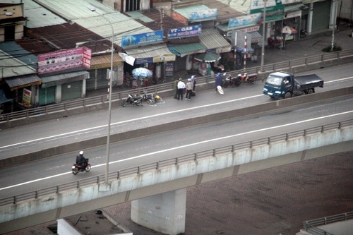 Hiện trường vụ tai nạn khiến người đ&agrave;n &ocirc;ng rơi khỏi cầu vượt. Ảnh: Phước Tuấn.