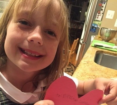 
Abby Grace, 9 tuổi, cầm tấm thiệp hình trái tim với dòng chữ Gửi Giám đốc Comey đính kèm mẻ bánh quy do chính cô bé làm để an ủi cựu giám đốc FBI James Comey. Ảnh: Lori Carbonneau
