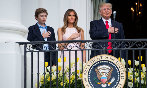 
Barron Trump (trái) cùng mẹ Melania và bố Donald Trump tại Nhà Trắng. Ảnh: New York Times.
