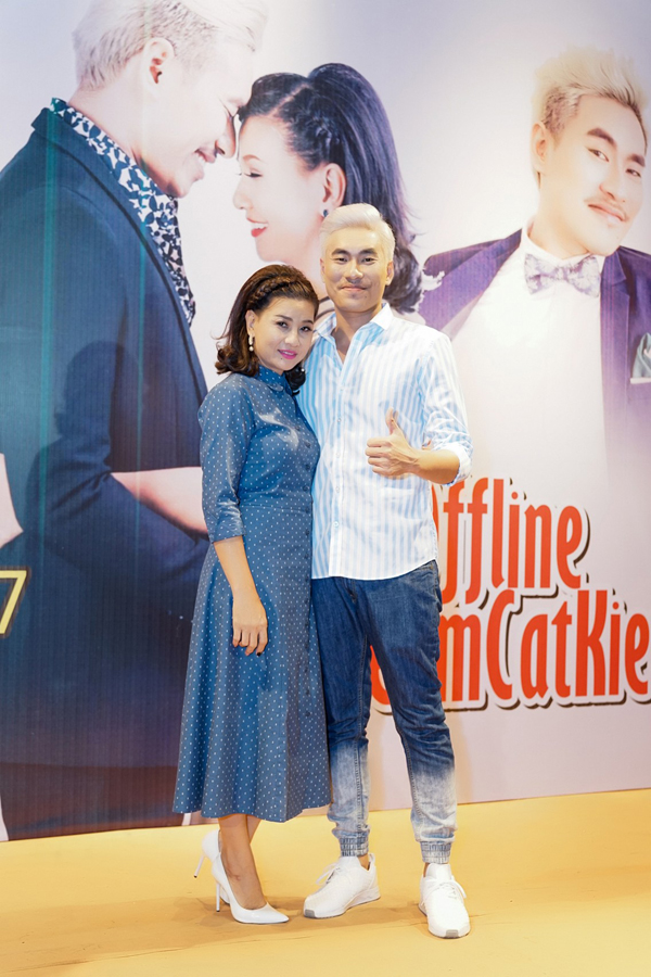 
Chiều 15/5, Cát Phượng - Kiều Minh Tuấn có buổi offline với người hâm mộ tại TP HCM. Đây là lần đầu tiên cặp đôi chính thức gặp gỡ, giao lưu cùng fan.
